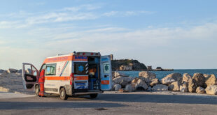 Monte di Procida, ambulanza soccorre uomo sul molo di Acquamorta