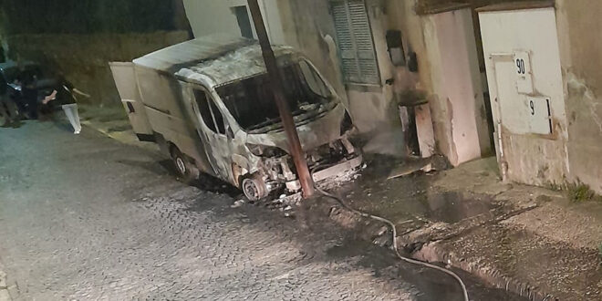 Incendio notturno a Cappella: in fiamme il furgone di Giovanni Martino