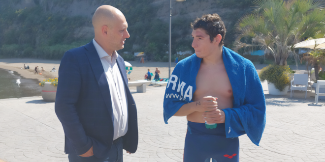 Video. Marco Inglima vince la traversata a nuoto da Monte di Procida a Procida e ritorno.